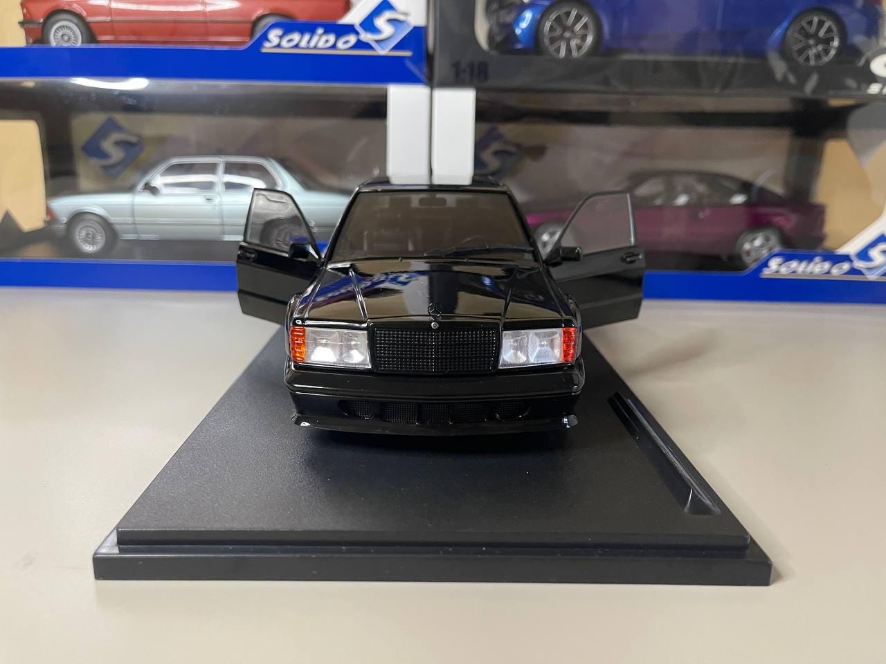 メルセデス・ベンツ 190 EVO 2 (W201) 1:18 ソリド ブラック 