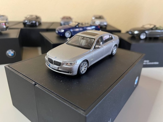 BMW 7 Series ミニカー シルバー 新品 DCM 1/64 BMW 7シリーズ 7-Series (E38) 740iL Silver, Boost