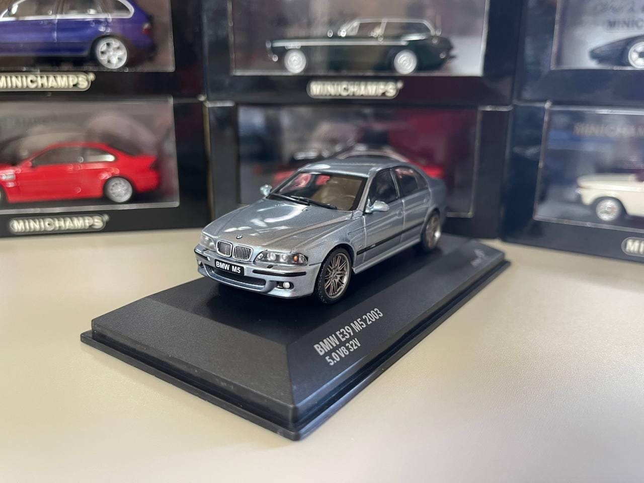 Miniature KK Scale BMW 540i E39 1995 – Bleu Métallisé, échelle 1/18 (Neuf)