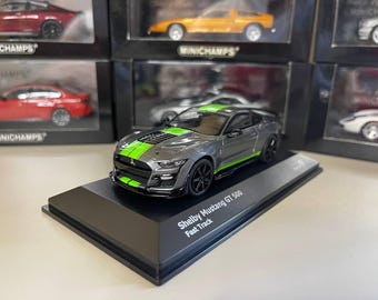 Ford Mustang Shelby GT 500 miniatura 1:43 color gris sólido