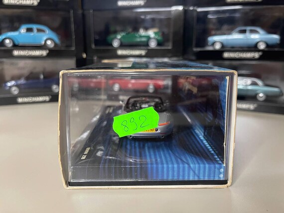Minichamps 1/43 BMW Z8 James Bond 007 'The World Is Not Enough' – Diecast