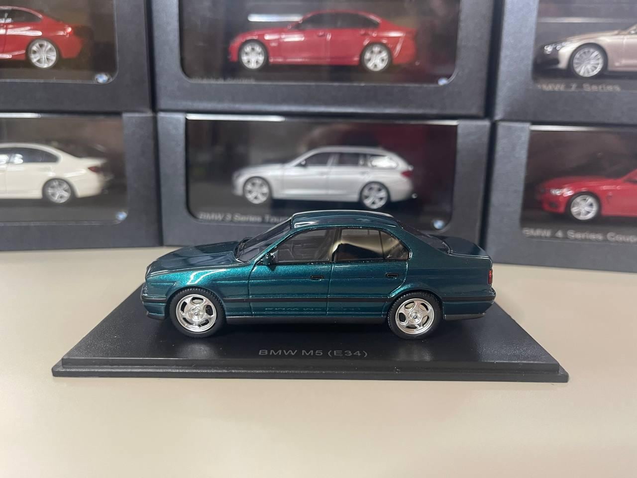 BMW M5 (E34) 1/43 スケールモデル BMW M5 (E34) 1/43 スケールモデル