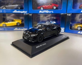 Miniatura negra Solido del BMW M5 G90 a escala 1:43