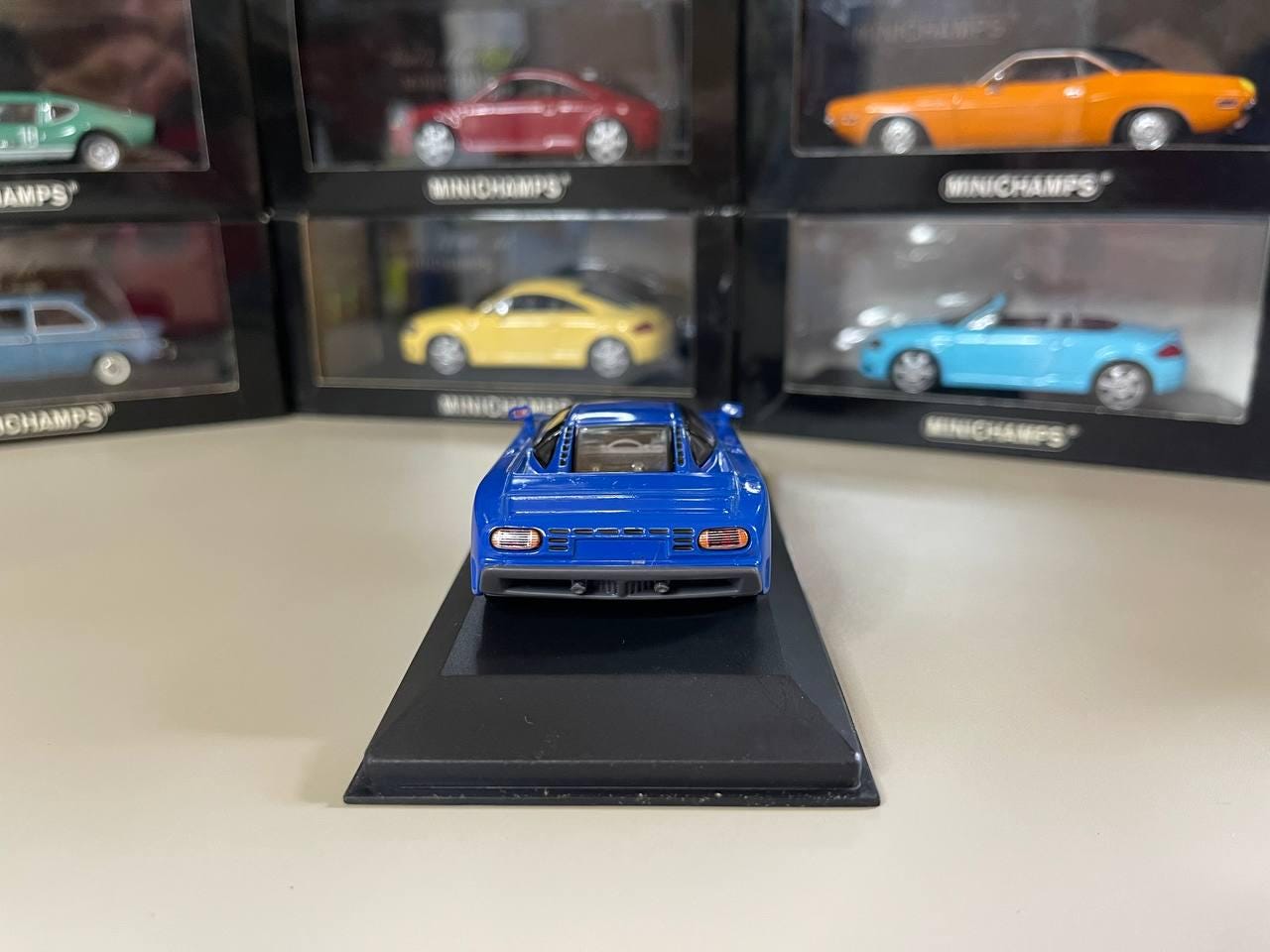 Bugatti EB 110 Miniature 1/43 DeAgostini - Avec Vitrine Bleue, Modèle 2023
