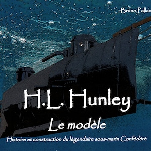 Peut inclure: Une image en noir et blanc d'un modèle de sous-marin, partiellement immergé dans l'eau bleue. Le modèle est intitulé "H.L. Hunley" et "Le modèle". Le texte "Histoire et construction du légendaire sous-marin Confédéré" est en bas de l'image.