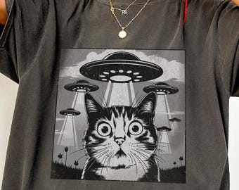 Comfort Colors® Vintage UFO Shirt: Retro 90s Alien Tee, Funny Gag Gift, Cat Selfie Shirt, Alien Oversized Graphic Tee, Y2k Kitten Shirt