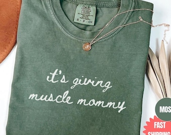 It's Giving Muscle Mommy Tshirt, Comfort Colors® CrossFit Mom Shirt, Gym Lover Pumpcover Tee, Weightlifting Mom Shirt, Oversized Gym Tee