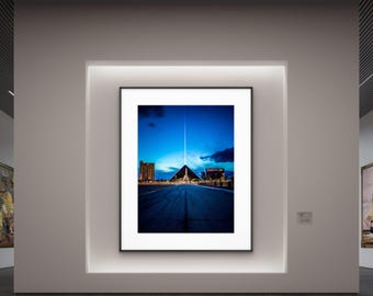 Fotografía nocturna de la Pirámide de Luxor en Las Vegas: Arte icónico de Las Vegas