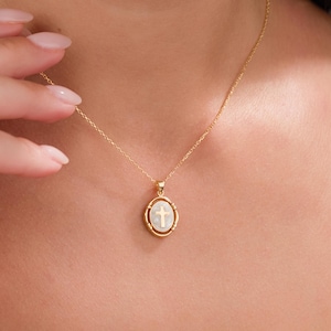 Collar de cruz de esmalte blanco perla, colgante de cruz de oro, collar religioso, collar de esmalte, joyería cristiana, regalo de Navidad, regalo de cumpleaños