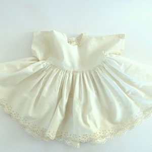 Vintage 1960's Baby Dress - Off White Ruffled Eyelet Newborn Girl's Dress, Talla 0 - 3 Meses