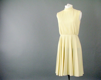 Vintage 1960s Ivory / Cream Pleated Sleeveless Dress - Fits Size 6, Small 12-34