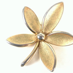 Broche de flores Vintage Crown Trifari Goldtone