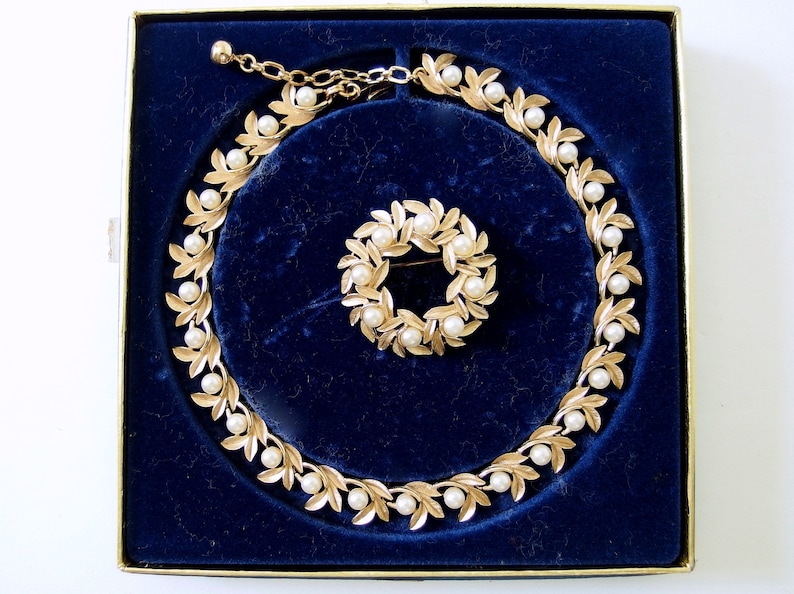 Choker Necklace and Wreath Brooch Avon Pearl and Brushed Goldtone Leaf Jewelry Set