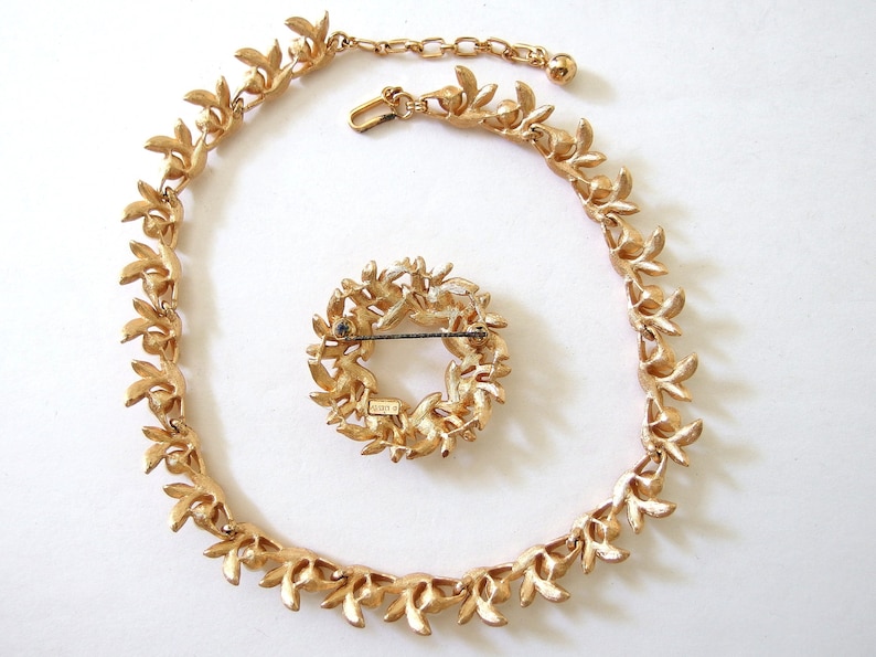 Choker Necklace and Wreath Brooch Avon Pearl and Brushed Goldtone Leaf Jewelry Set