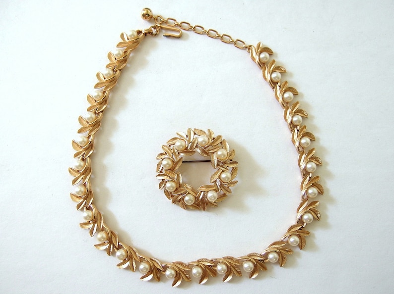 Choker Necklace and Wreath Brooch Avon Pearl and Brushed Goldtone Leaf Jewelry Set