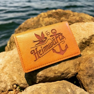 Lasergravierter RFID Kartenhalter - Rockabilly Motiv "Heimwärts" mit Anker und Schwalbe