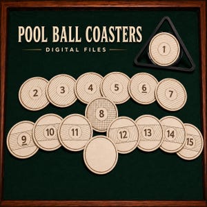 Könnte beinhalten: Ein Set aus runden Holzuntersetzern, die wie Billardkugeln gestaltet sind, nummeriert von 1 bis 15, inklusive eines schwarzen Dreiecks. Der Text "POOL BALL COASTERS DIGITAL FILES" steht in Serifenschrift über den Untersetzern auf grünem Grund.