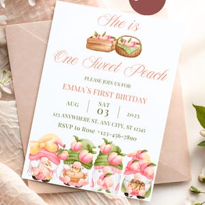 Puede incluir: Una tarjeta de invitación blanca con el texto "She is One Sweet Peach" en una fuente cursiva. La invitación incluye detalles para el primer cumpleaños de Emma, con ilustraciones de melocotones y gnomos. La tarjeta está sobre un sobre rosa.
