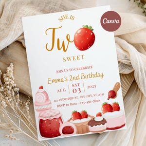 Puede incluir: Una tarjeta de invitación blanca con texto dorado e ilustraciones de fresas. La tarjeta dice "She is Two Sweet" e invita a los invitados al segundo cumpleaños de Emma el 3 de agosto de 2025. Incluye información de RSVP.