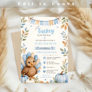 Puede incluir: Una tarjeta de invitación para baby shower con una ilustración en acuarela de un pavo marrón, calabazas azules y naranjas, y hojas de otoño. El texto dice A LITTLE TURKEY IS ON THE WAY, PLEASE JOIN US FOR A BABY SHOWER HONORING AMELIA JOHNSON.
