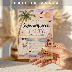Puede incluir: Una tarjeta de invitación rectangular con una escena de playa en acuarela, un fantasma con gafas de sol en forma de corazón, una tabla de surf, una calabaza y murciélagos. El texto dice: You're invited to a Summerween Party! Sun, fun and a little fright!