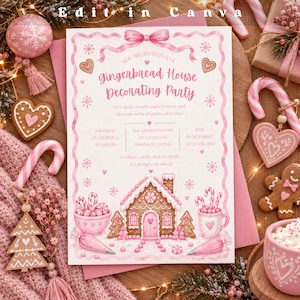 Puede incluir: Una tarjeta de invitación rectangular para una fiesta de decoración de casas de jengibre con ilustraciones en acuarela rosa de una casa de jengibre, dulces y copos de nieve. El texto dice: You are invited to a gingerbread house decorating party.