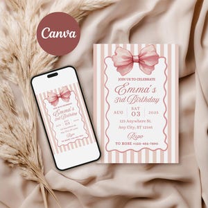Puede incluir: Un teléfono inteligente y una tarjeta de invitación impresa con un lazo rosa y el texto "Emma's 3rd Birthday". La invitación tiene un fondo a rayas y el logotipo de Canva es visible.