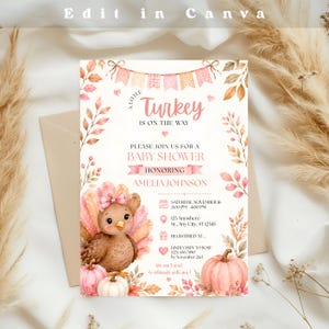 Puede incluir: Una tarjeta de invitación para baby shower con una ilustración en acuarela de un pavo marrón con un lazo rosa, rodeado de calabazas rosas y hojas de otoño. El texto dice A LITTLE TURKEY IS ON THE WAY, PLEASE JOIN US FOR A BABY SHOWER.