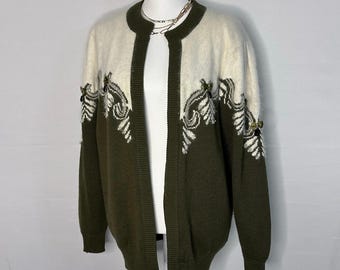 Cárdigan vintage de lana de angora color oliva y marfil con adornos y lazo de cuentas, estilo abuela chic.