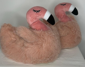 Pantuflas de felpa con flamencos rosas de Old Navy para mujer, talla L (1-2), zapatos de casa novedosos y suaves.