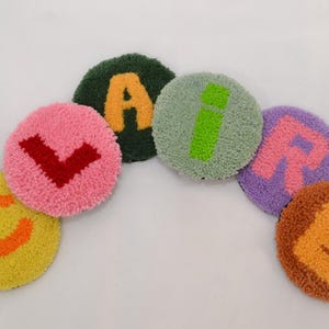 Posavasos con letras personalizadas: juego de posavasos hechos a mano