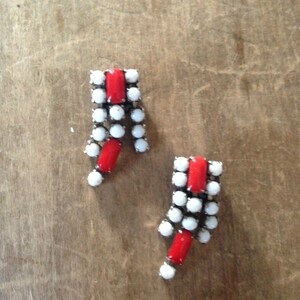 Vintage Costume Jewelry Magnet, Repurposed Refrigerator Magnets, Vintage home Decor, Gifts for Her, Gifts Under 10