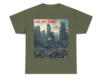 Könnte beinhalten: Ein grünes T-Shirt mit einem Grafikdruck einer Ruinenstadt mit einer einzigen Gänseblümchen, die in der Mitte wächst. Der Text "RISE AND SHINE" steht in roten Buchstaben über dem Bild.
