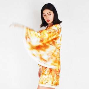 1960er Jahre Engelsärmel Minikleid S - Satin mit Gold Orange Print - VFG Mitglied