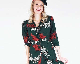 Late 40s Printed Green Rayon Dress with Ruching XS S • Red, White and Green Leaf Print • VFG