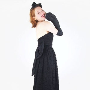 1980er Jahre Schwarzes Spitzenkleid mit tiefem Rock und Satinschleife hinten S - VFG Mitglied