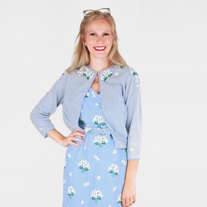 1950er Jahre Blaues Etuikleid aus Leinen mit Blumenstickerei + Passender Cardigan S - Profit geht, um den Manatee-Club zu retten - VFG Mitglied