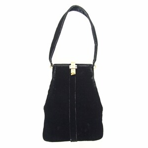 Puede incluir: Un bolso de mano de terciopelo negro con cierre dorado y una sola correa.
