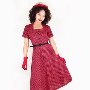 1950er Jahre Susan Ross Rot-Schwarz kariertes Baumwollkleid - Große Schleife Kragen - Strassknöpfe - Größe S - VFG Mitglied