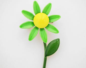 1960s Green & Yellow Enamel Daisy Brooch – Vintage Mod Floral Pin – Dimensional Metal Flower – VFG Member
