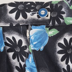 Blå & svart blommig bomullskjol från 1940-talet, 61 cm i midjan - dramatisk blommig - VFG-medlem bild 5