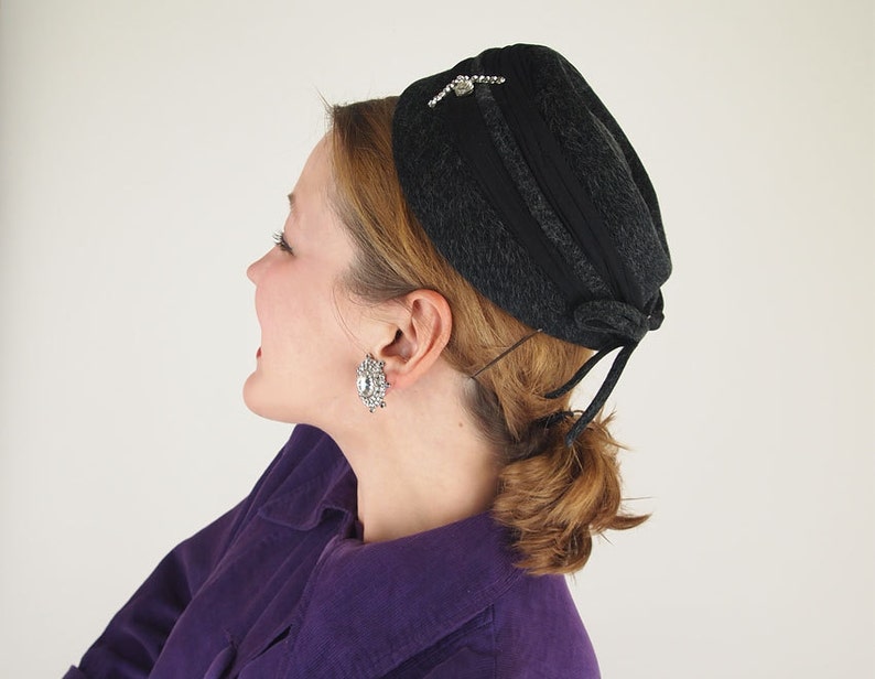 50s Charcoal Grey Wool Felt Hat with Sparkling Arrow, Black Trim & Bow VFG image 2