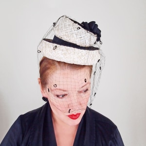 1940s Tall Crown Tilt Hat von Kurt Richard - Creme Cello-Stroh und Schwarzer Schleier - VFG Mitglied