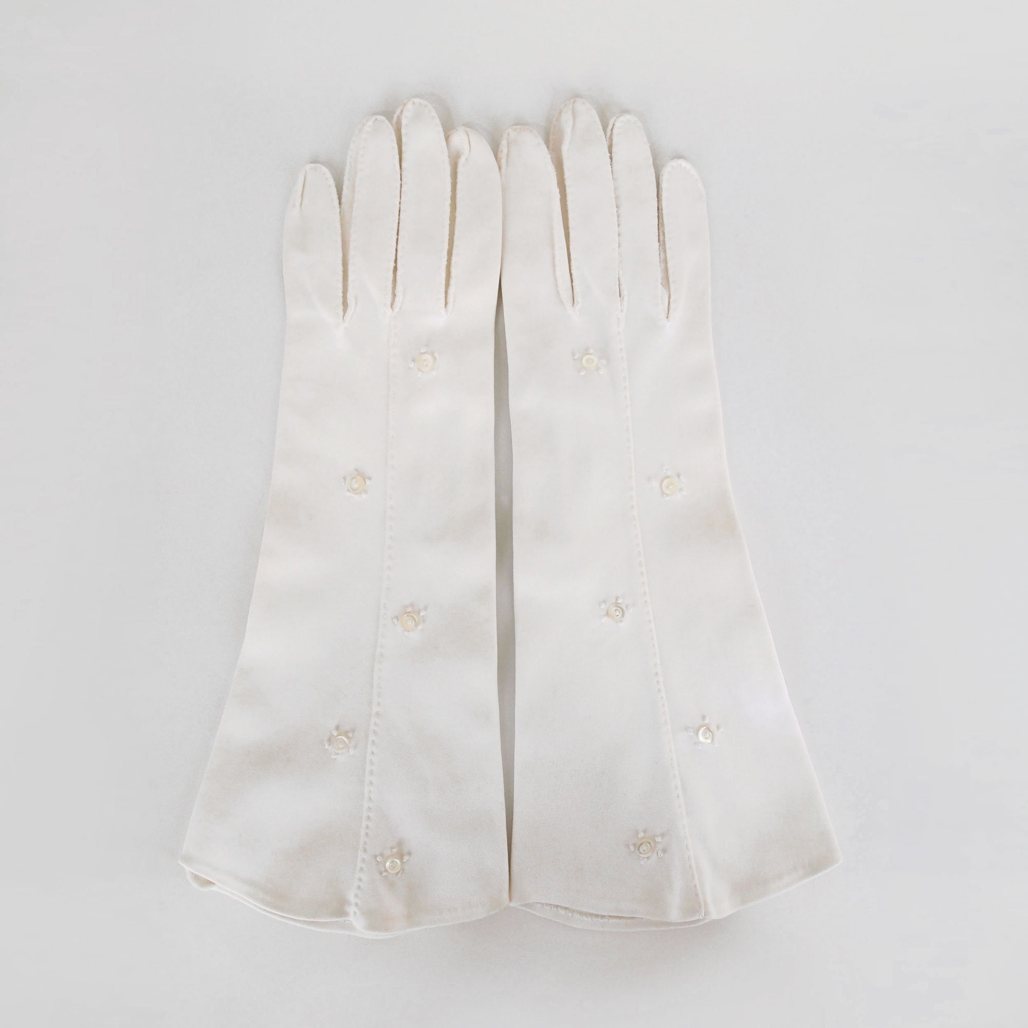 GRANDOE Gloves Vintage 1950s White Cotton Pearl Buttons Accessories