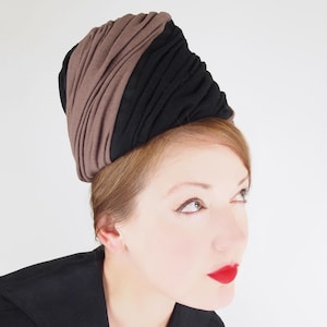 Sombrero de diseño Hattie Carnegie de los años 60: gorro con remolinos negros y marrones - Miembro de VFG