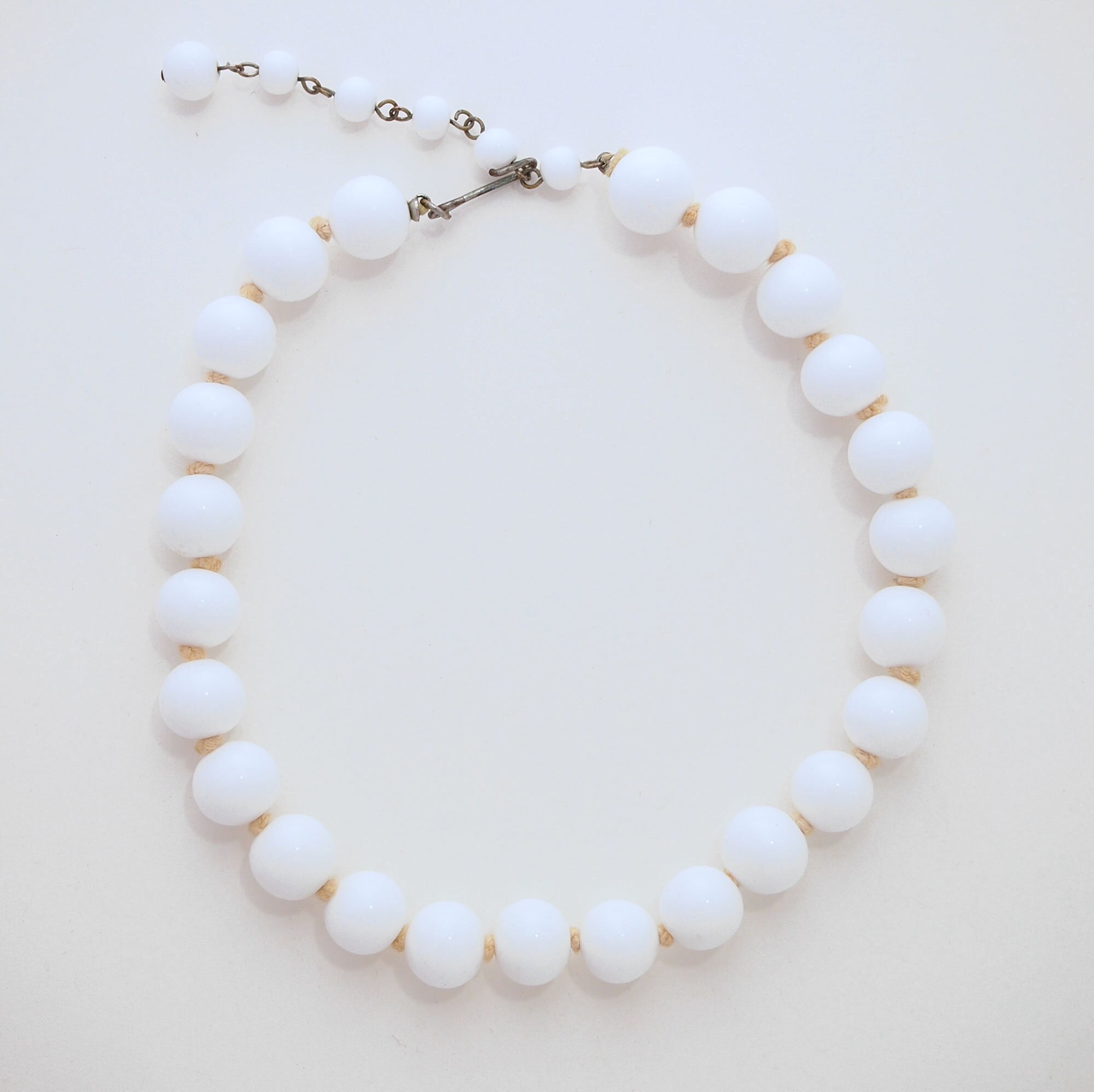 1950s Milk Glass Bead Necklace – White Knotted Choker Bridal
