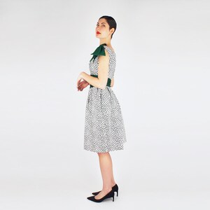 VORÜBERGEHEND für die Etsy Design Awards – Christian Dior New York Baumwoll-Piquékleid aus den 1950er-Jahren – Skulpturales Tageskleid, grüner Seiden-Kummerbund – XXS Bild 4