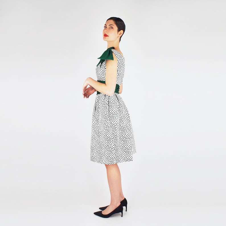 VORÜBERGEHEND für die Etsy Design Awards – Christian Dior New York Baumwoll-Piquékleid aus den 1950er-Jahren – Skulpturales Tageskleid, grüner Seiden-Kummerbund – XXS Bild 4