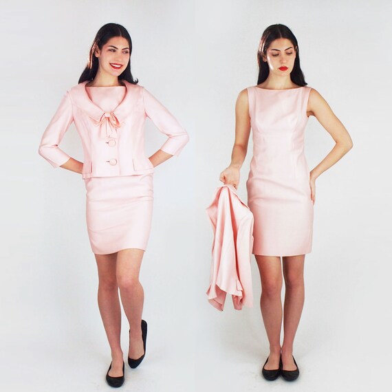 Robe courte et veste rose pale des annees 60 avec n ud en satin TP Robe droite semi ajustee au dos decollete Adorable veste avec gros boutons en satin VFG Etsy France