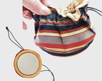 Bolsa de polvo de grogrén de seda de los años 30 y 40 con base de espejo y borla – Monedero compacto con cordón a rayas Peck & Peck – Miembro de VFG